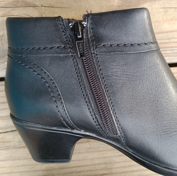 Clarks | Black Leather Ankle Booties Side Zip W/ Studs Women's Size 6.5 - Picture 12 of 15
